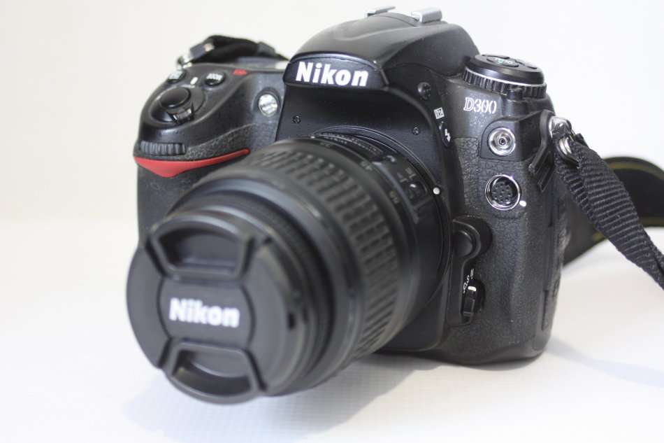 Nikon D300  12.3MP Digital SLR Camera WITH 18-55MM ZOOM LENS VERY GOOD CONDITION