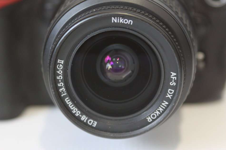 Nikon D300  12.3MP Digital SLR Camera WITH 18-55MM ZOOM LENS VERY GOOD CONDITION