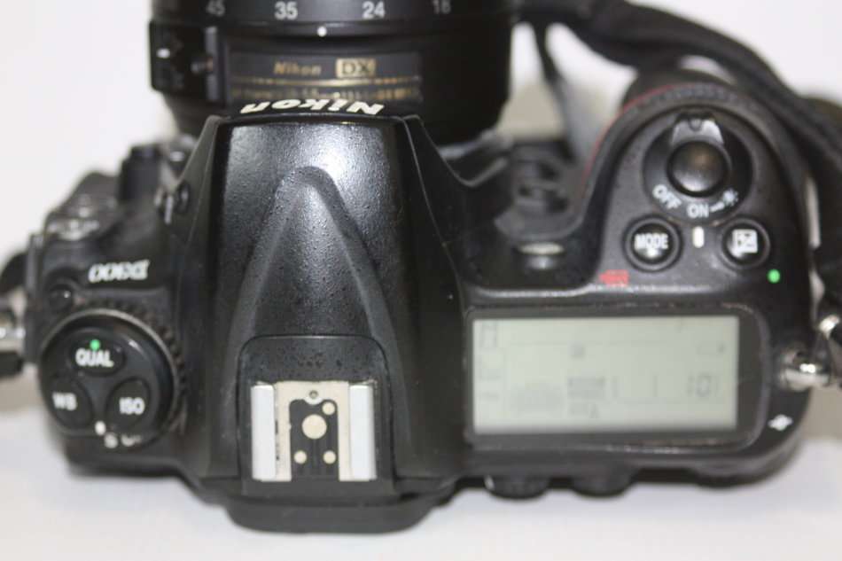 Nikon D300  12.3MP Digital SLR Camera WITH 18-55MM ZOOM LENS VERY GOOD CONDITION