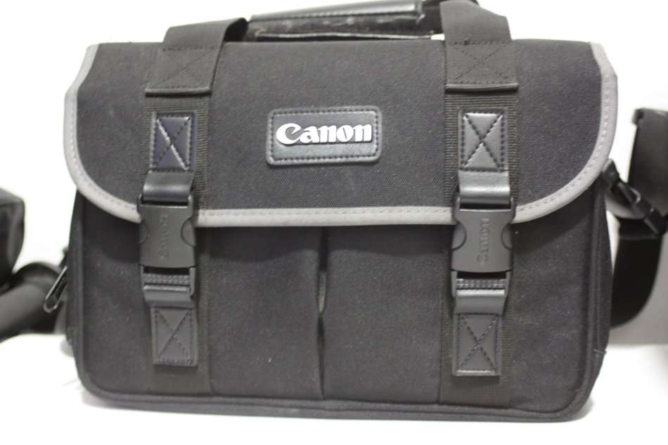 CANON EOS 650D, 18MP DSLR WITH FULL HD MOVIES, 18-55MM III ZOOM LENS AND CANON CARRY BAG