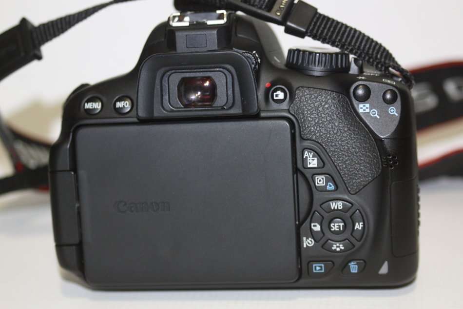 CANON EOS 650D, 18MP DSLR WITH FULL HD MOVIES, 18-55MM III ZOOM LENS AND CANON CARRY BAG