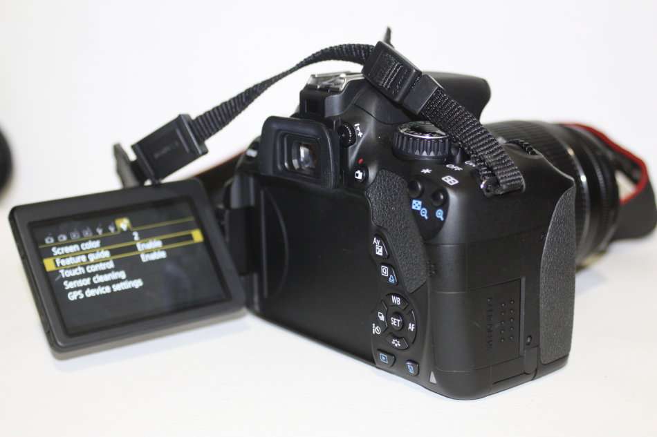 CANON EOS 650D, 18MP DSLR WITH FULL HD MOVIES, 18-55MM III ZOOM LENS AND CANON CARRY BAG