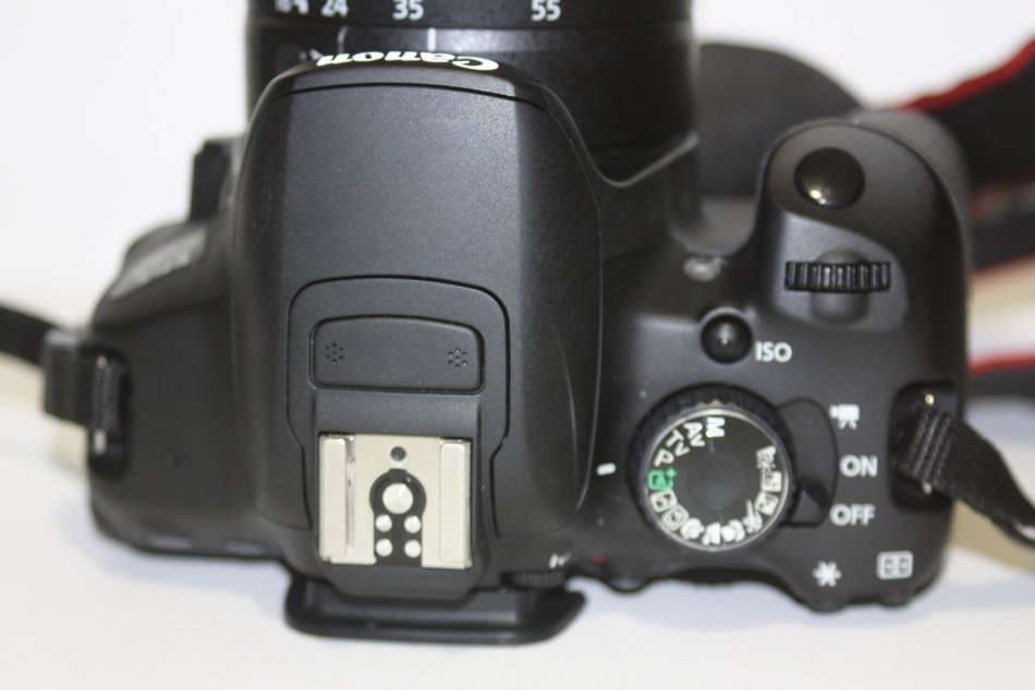 CANON EOS 650D, 18MP DSLR WITH FULL HD MOVIES, 18-55MM III ZOOM LENS AND CANON CARRY BAG