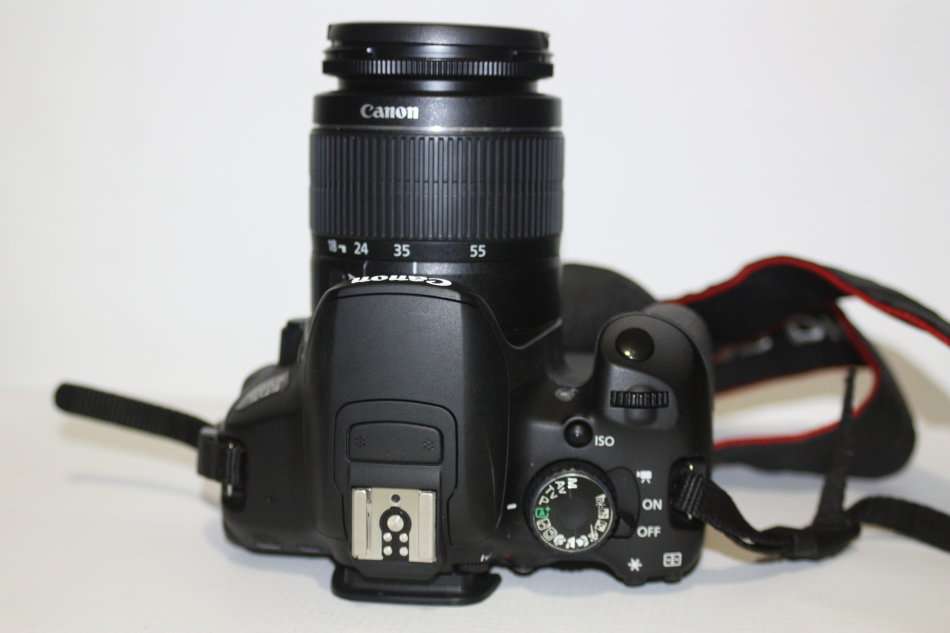 CANON EOS 650D, 18MP DSLR WITH FULL HD MOVIES, 18-55MM III ZOOM LENS AND CANON CARRY BAG