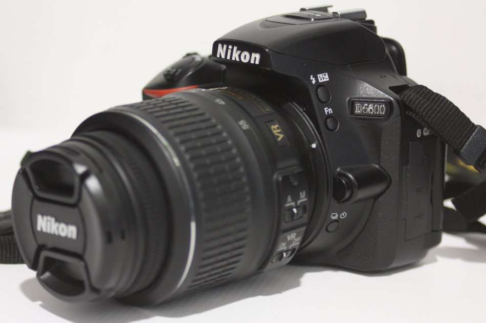 Nikon D5600 24MP DSLR CAMERA, FULL HD VIDEOS, WIFI , NIKON 18-55mm  VR Lens, CAMERA BAG, LOW SHUTTER