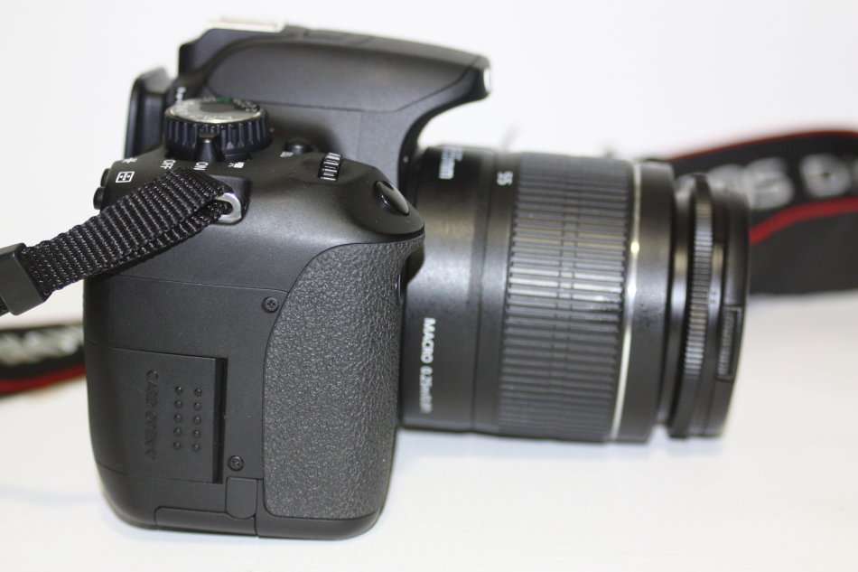CANON EOS 650D, 18MP DSLR WITH FULL HD MOVIES, 18-55MM III ZOOM LENS , 16GB SD CARD AND VOYAGER BAG
