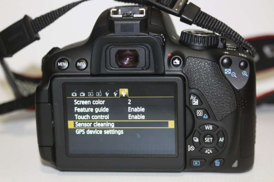 CANON EOS 650D, 18MP DSLR WITH FULL HD MOVIES, 18-55MM III ZOOM LENS , 16GB SD CARD AND VOYAGER BAG