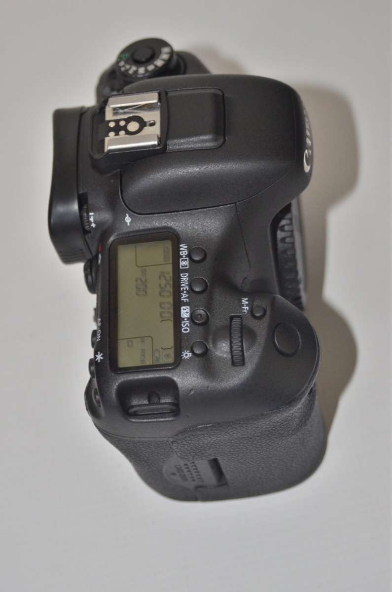 CANON 7D MARK II IN EXCELLENT CONDITION BODY ONLY