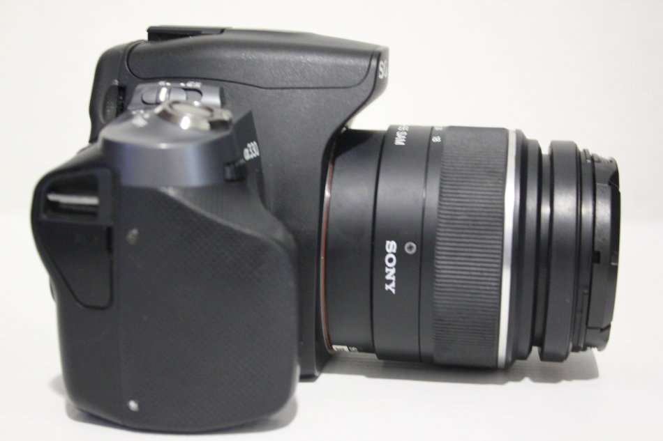 Sony Alpha A330 Digital SLR with 18-55mm Lens , CHARGER AND SHOULDER BAG