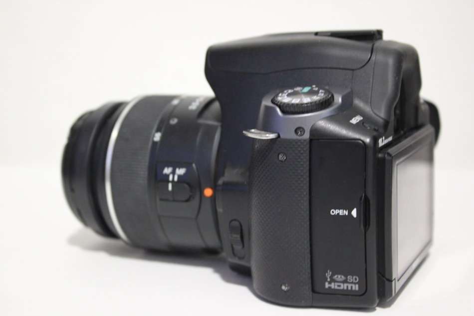 Sony Alpha A330 Digital SLR with 18-55mm Lens , CHARGER AND SHOULDER BAG