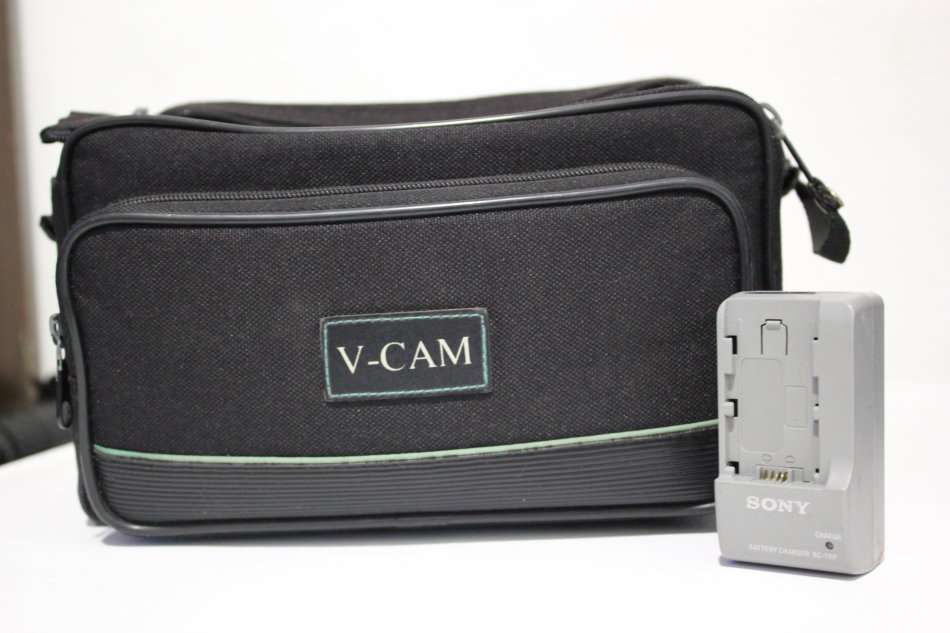 Sony Alpha A330 Digital SLR with 18-55mm Lens , CHARGER AND SHOULDER BAG