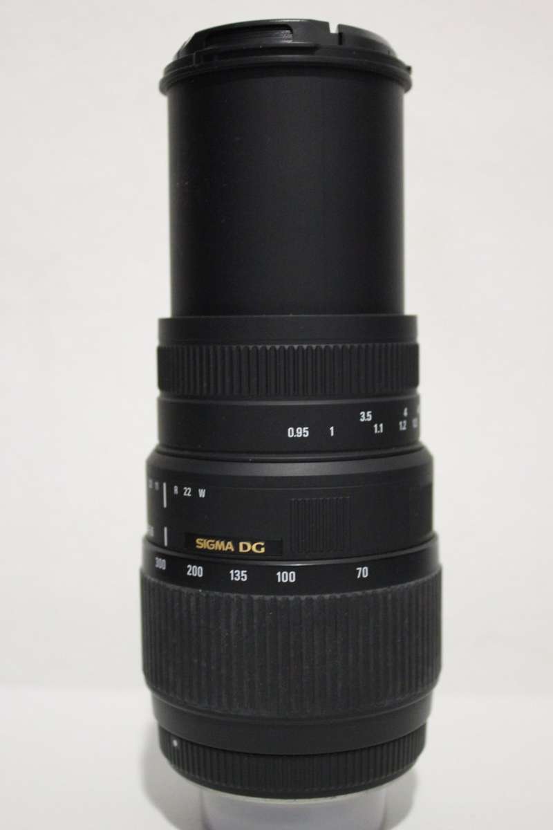 Sigma 70-300mm f/4-5.6 DG Macro Lens for NIKON  IN VERY GOOD CONDITION