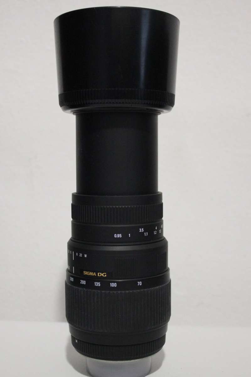 Sigma 70-300mm f/4-5.6 DG Macro Lens for NIKON  IN VERY GOOD CONDITION
