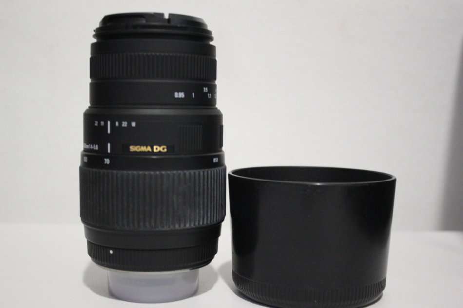 Sigma 70-300mm f/4-5.6 DG Macro Lens for NIKON  IN VERY GOOD CONDITION
