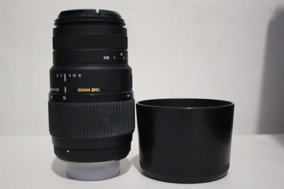 Sigma 70-300mm f/4-5.6 DG Macro Lens for NIKON  IN VERY GOOD CONDITION