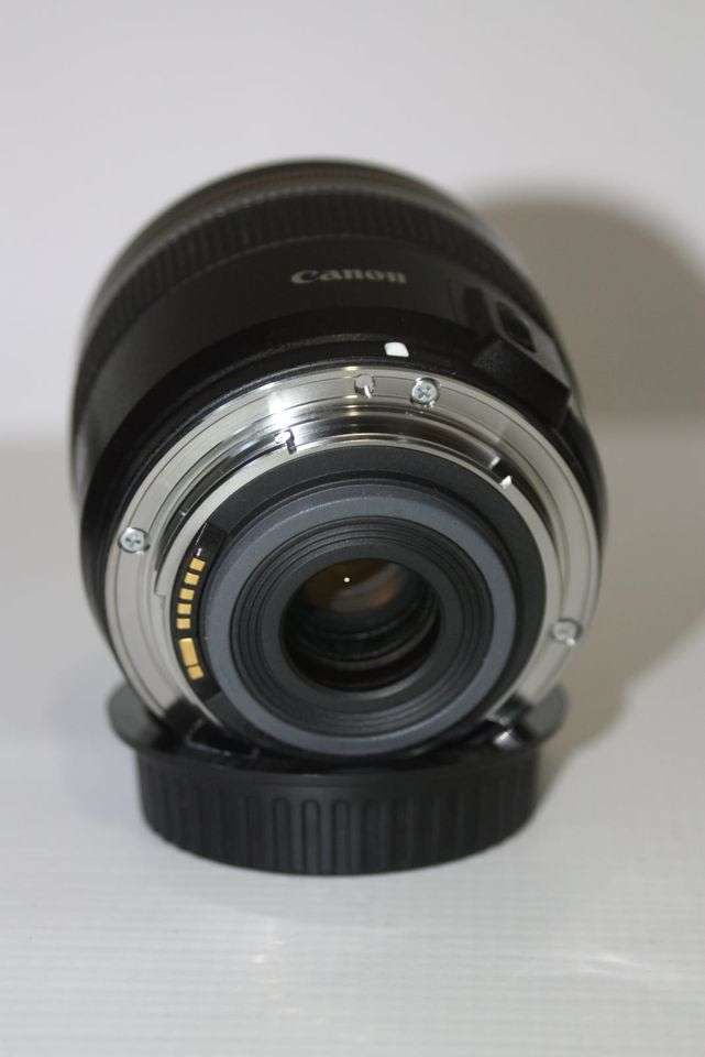 Canon EF-S 60mm f/2.8 USM Macro Lens for Canon DSLR CAMERAS IN VERY GOOD CONDITION