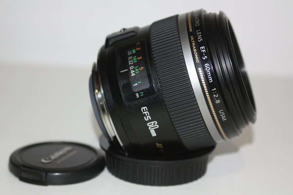 Canon EF-S 60mm f/2.8 USM Macro Lens for Canon DSLR CAMERAS IN VERY GOOD CONDITION