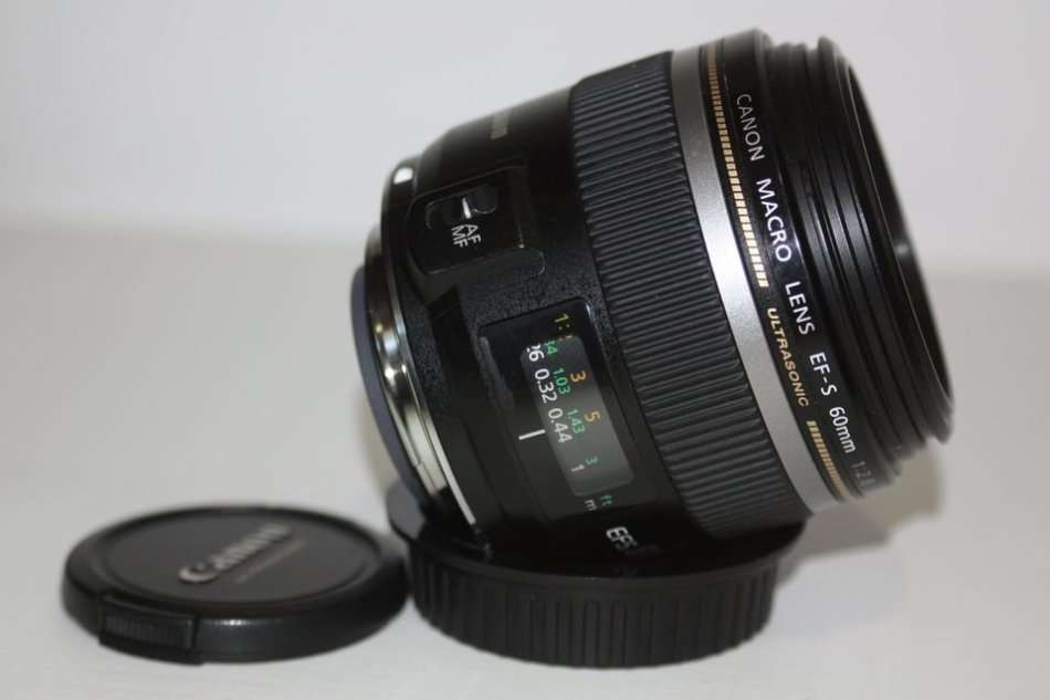 Canon EF-S 60mm f/2.8 USM Macro Lens for Canon DSLR CAMERAS IN VERY GOOD CONDITION