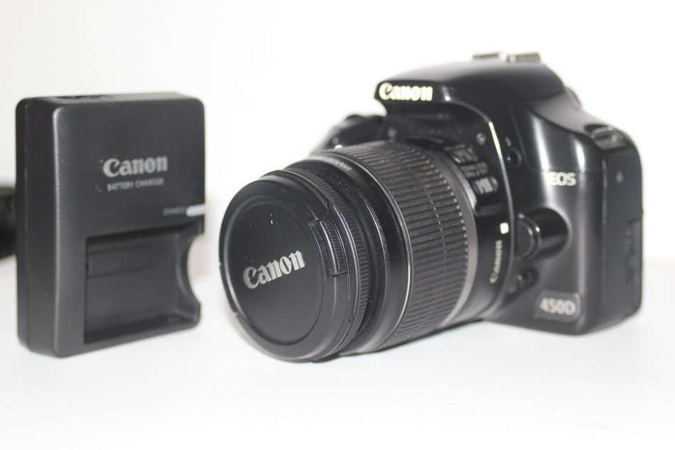 Canon EOS 450D WITH 18-55MM CANON ZOOM LENS ,  BATTERY CHARGER