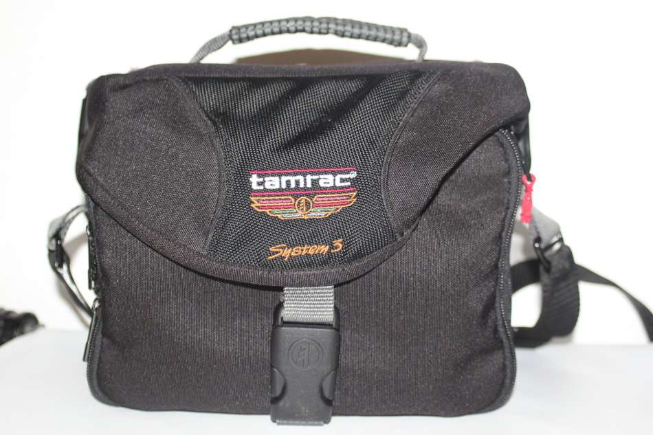 Canon EOS 2000D 24MP DSLR, FULL HD MOVIES , 18-55MM IS II ZOOM LENS IN NEW CONDITION WITH  BAG