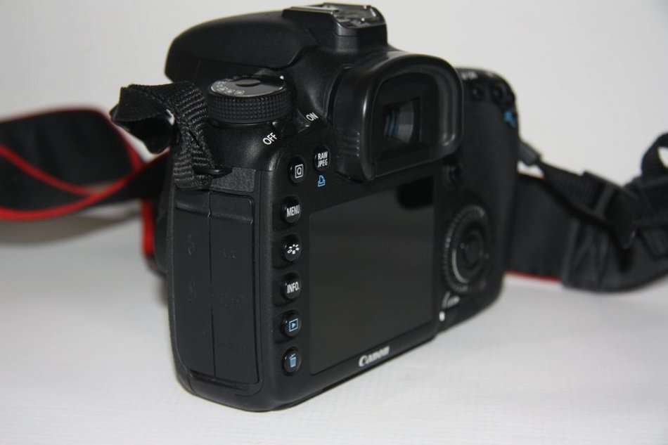 CANON EOS 7D  (BODY ONLY ) EXCELLENT CONDITION