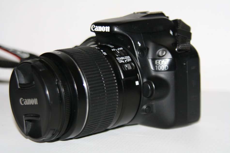 Canon EOS 4000D 18MP . FULL HD MOVIES,18-55mm LENS WITH 16GB SD CARD VERY GOOD  CONDITION