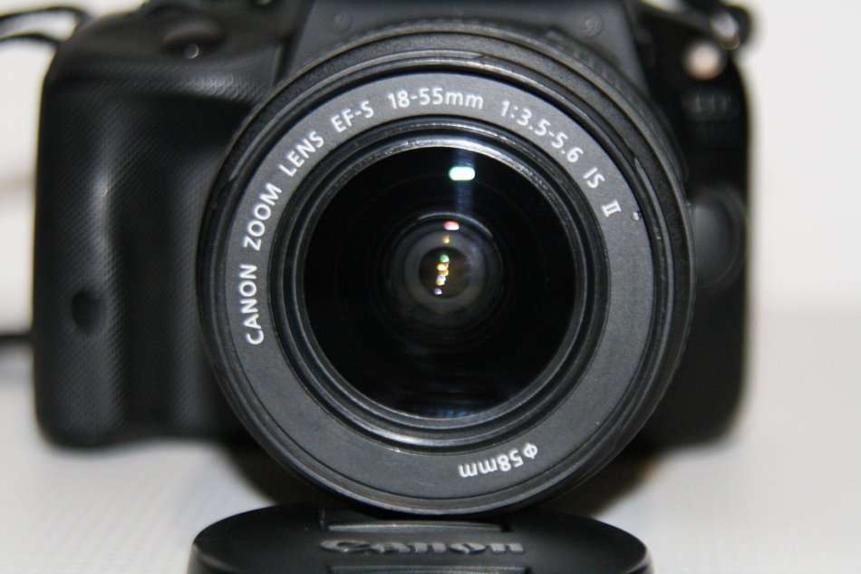 Canon EOS 4000D 18MP . FULL HD MOVIES,18-55mm LENS WITH 16GB SD CARD VERY GOOD  CONDITION