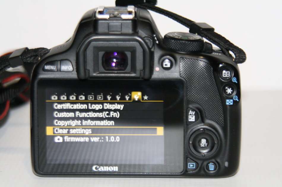 Canon EOS 4000D 18MP . FULL HD MOVIES,18-55mm LENS WITH 16GB SD CARD VERY GOOD  CONDITION