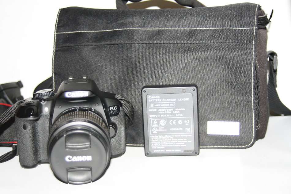 CANON EOS 650D, 18MP DSLR WITH FULL HD MOVIES, 18-55MM III ZOOM LENS , 16GB SD CARD AND VOYAGER BAG