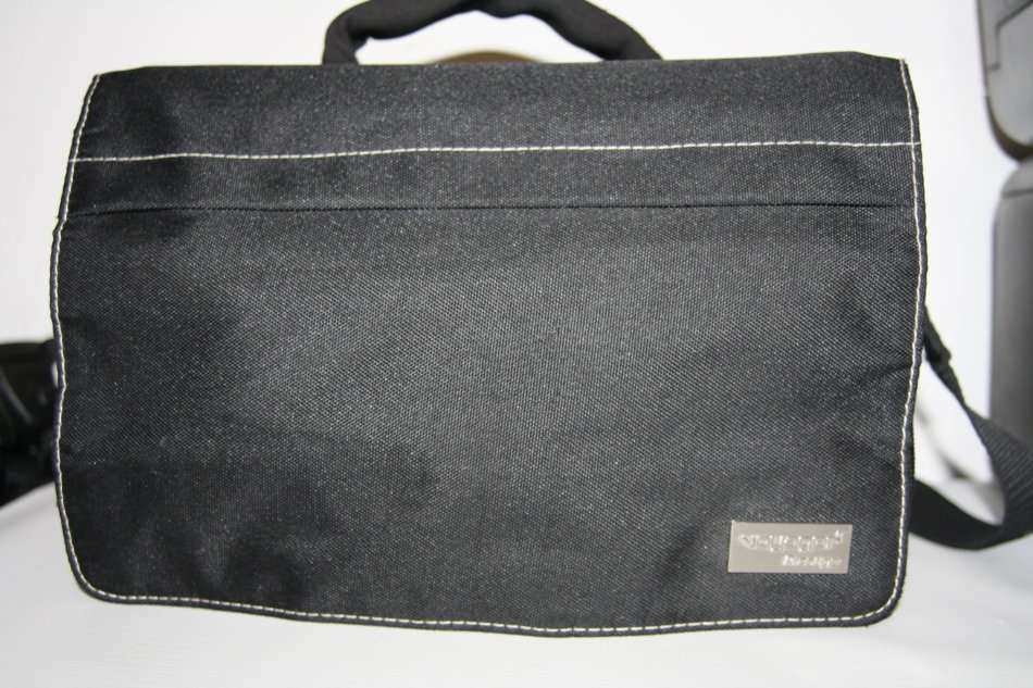 CANON EOS 650D, 18MP DSLR WITH FULL HD MOVIES, 18-55MM III ZOOM LENS , 16GB SD CARD AND VOYAGER BAG