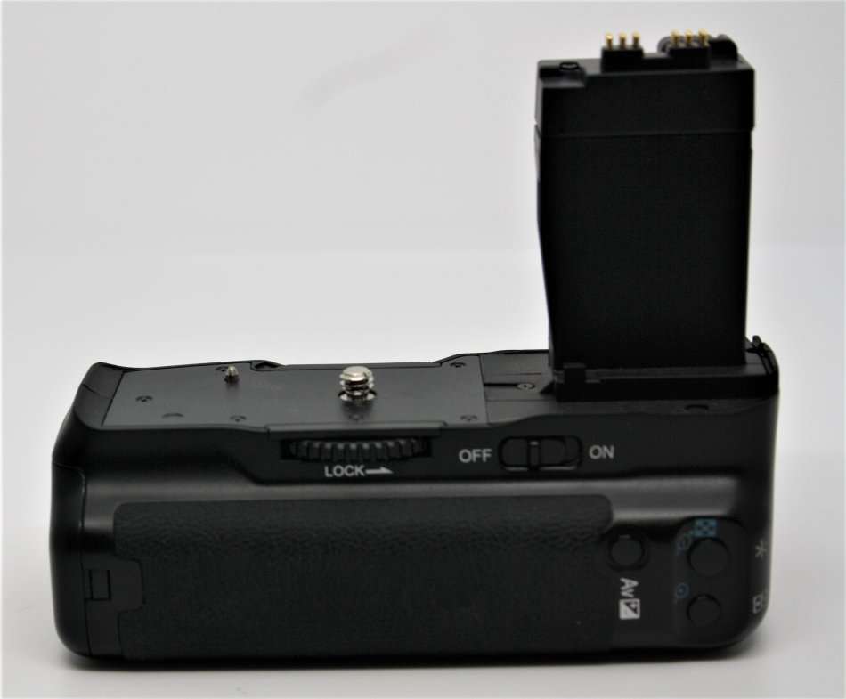 CANON EOS 650D, 18MP DSLR ,FULL HD MOVIES, 18-55MM IS ZOOM LENS , BATTERY GRIP WITH 2 BATTERIES