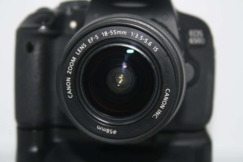 CANON EOS 650D, 18MP DSLR ,FULL HD MOVIES, 18-55MM IS ZOOM LENS , BATTERY GRIP WITH 2 BATTERIES