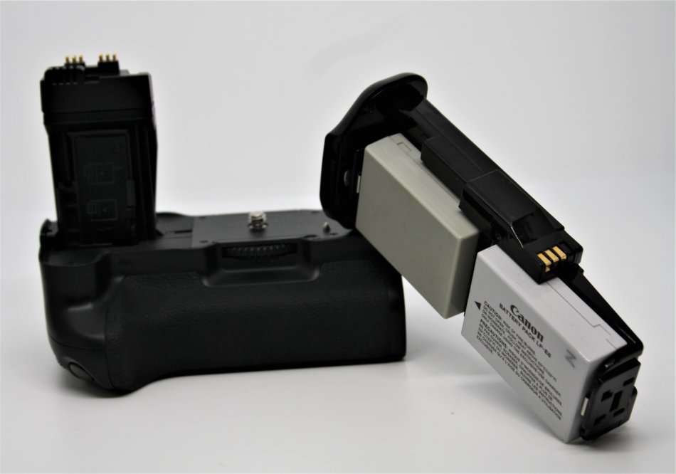 CANON EOS 650D, 18MP DSLR ,FULL HD MOVIES, 18-55MM IS ZOOM LENS , BATTERY GRIP WITH 2 BATTERIES