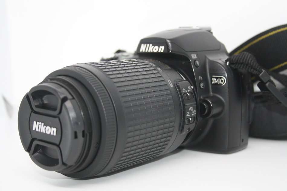Nikon D40 6.1MP Digital SLR Camera Kit with 55200mm f/3.5-5.6G ED VR Auto Focus-S DX Zoom Lens