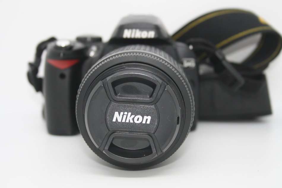 Nikon D40 6.1MP Digital SLR Camera Kit with 55200mm f/3.5-5.6G ED VR Auto Focus-S DX Zoom Lens