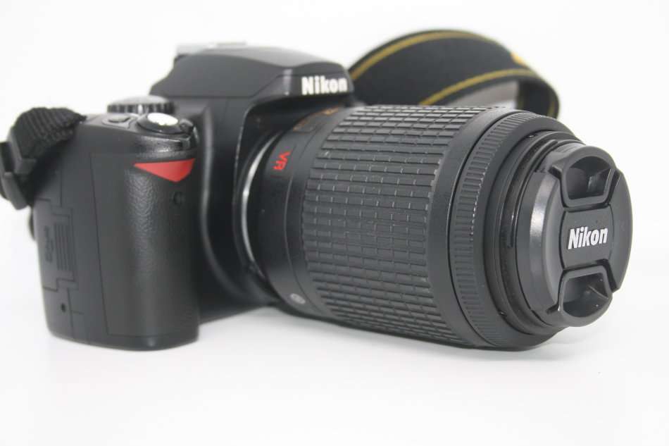 Nikon D40 6.1MP Digital SLR Camera Kit with 55200mm f/3.5-5.6G ED VR Auto Focus-S DX Zoom Lens