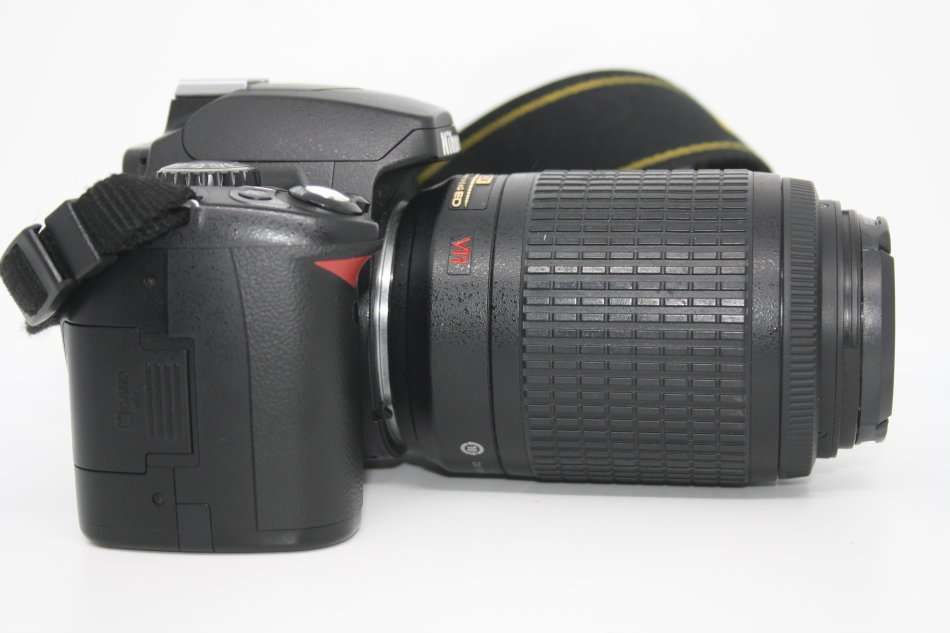 Nikon D40 6.1MP Digital SLR Camera Kit with 55200mm f/3.5-5.6G ED VR Auto Focus-S DX Zoom Lens