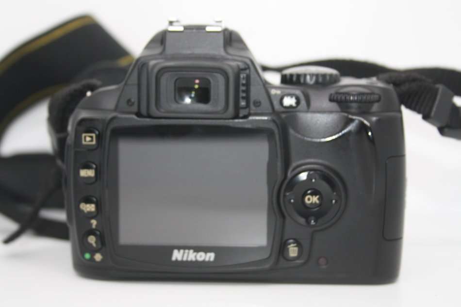 Nikon D40 6.1MP Digital SLR Camera Kit with 55200mm f/3.5-5.6G ED VR Auto Focus-S DX Zoom Lens