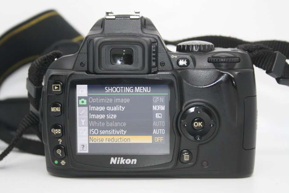 Nikon D40 6.1MP Digital SLR Camera Kit with 55200mm f/3.5-5.6G ED VR Auto Focus-S DX Zoom Lens