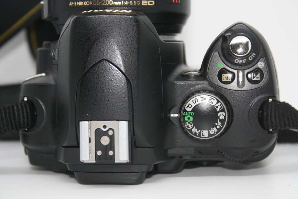 Nikon D40 6.1MP Digital SLR Camera Kit with 55200mm f/3.5-5.6G ED VR Auto Focus-S DX Zoom Lens