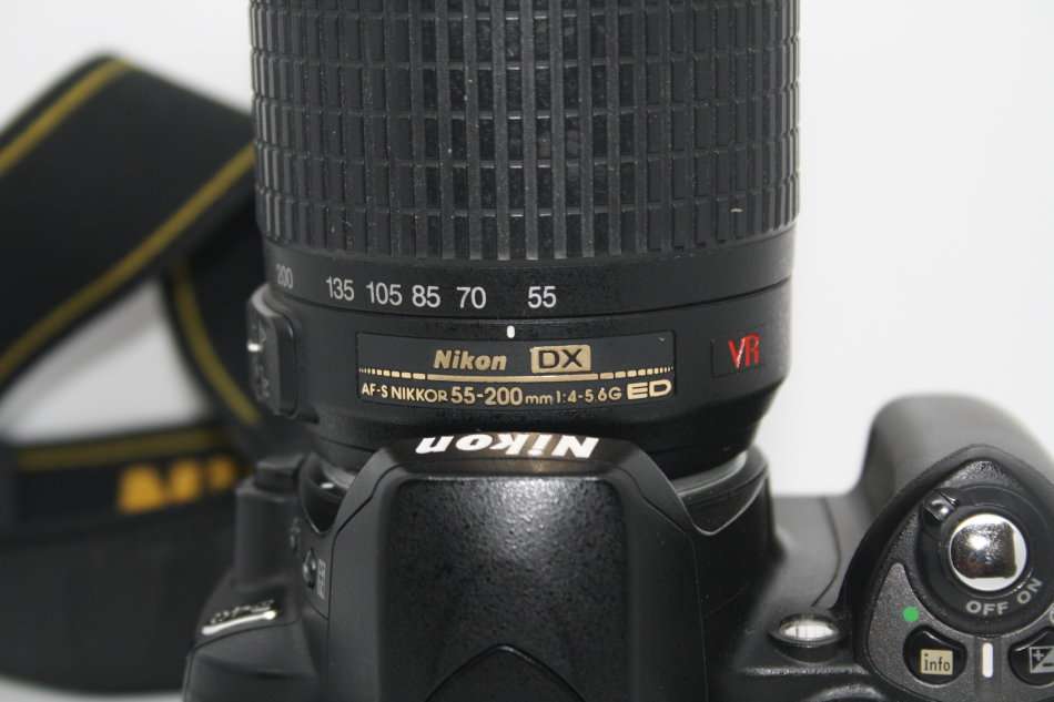 Nikon D40 6.1MP Digital SLR Camera Kit with 55200mm f/3.5-5.6G ED VR Auto Focus-S DX Zoom Lens