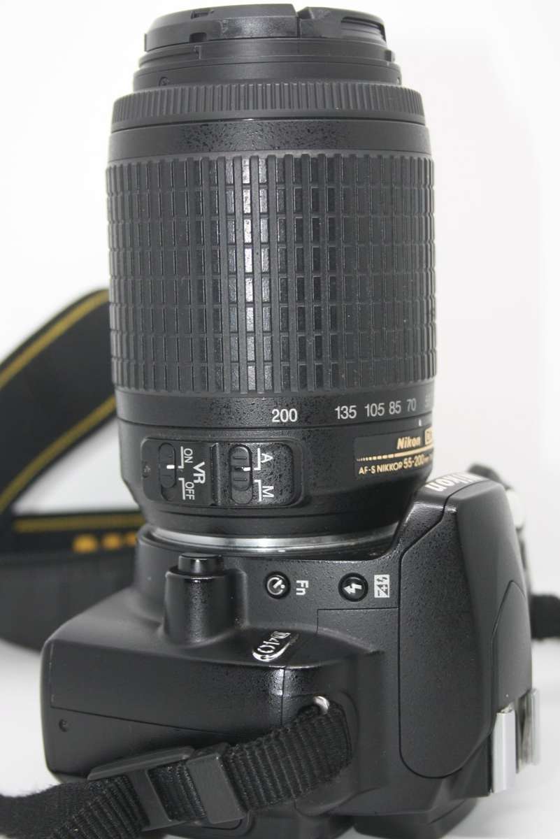 Nikon D40 6.1MP Digital SLR Camera Kit with 55200mm f/3.5-5.6G ED VR Auto Focus-S DX Zoom Lens