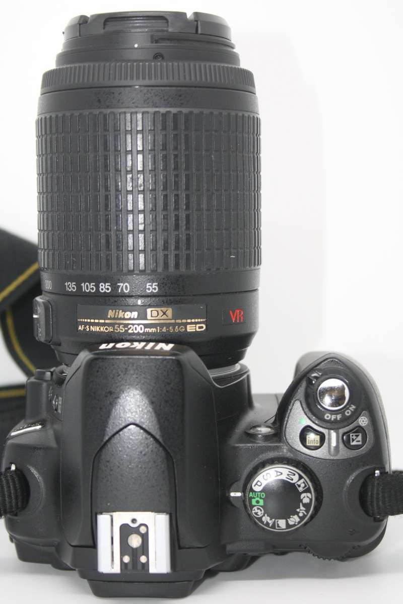 Nikon D40 6.1MP Digital SLR Camera Kit with 55200mm f/3.5-5.6G ED VR Auto Focus-S DX Zoom Lens