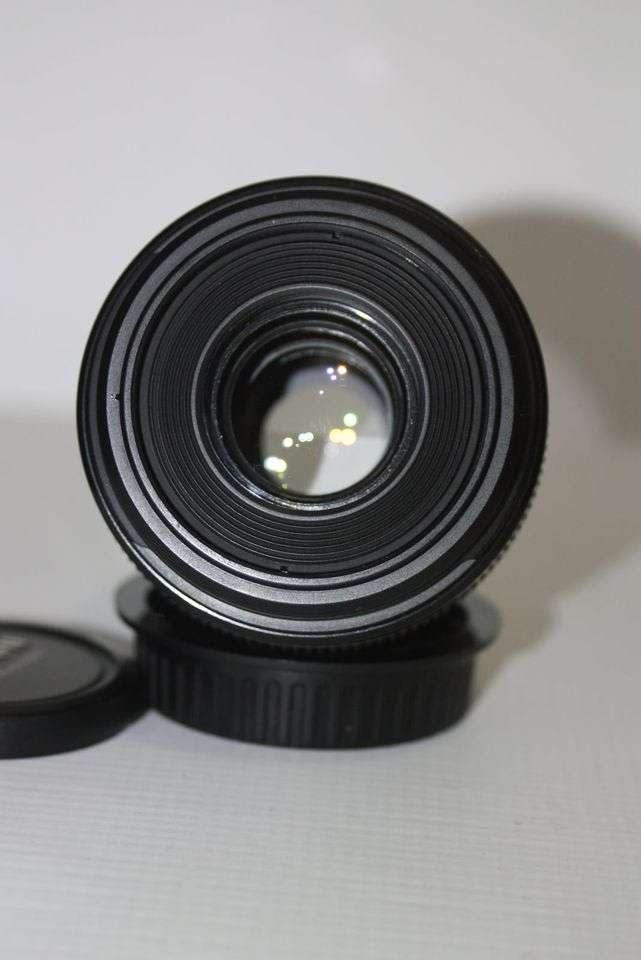 Canon EF-S 60mm f/2.8 USM Macro Lens IN EXCELLENT CONDITION