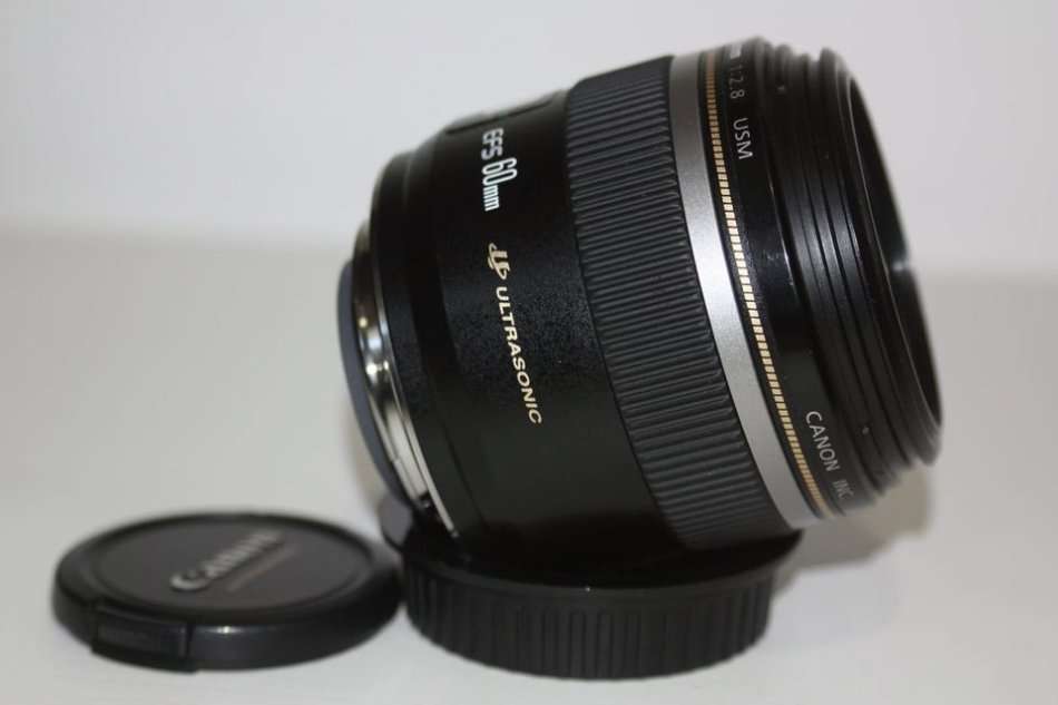 Canon EF-S 60mm f/2.8 USM Macro Lens IN EXCELLENT CONDITION