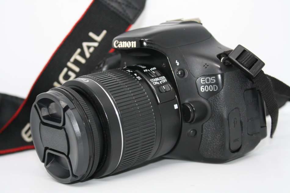 Canon EOS 600D 18MP Digital SLR Camera, FULL HD MOVIES , 18-55mm IS II Lens, CHARGER , SHOULDER BAG