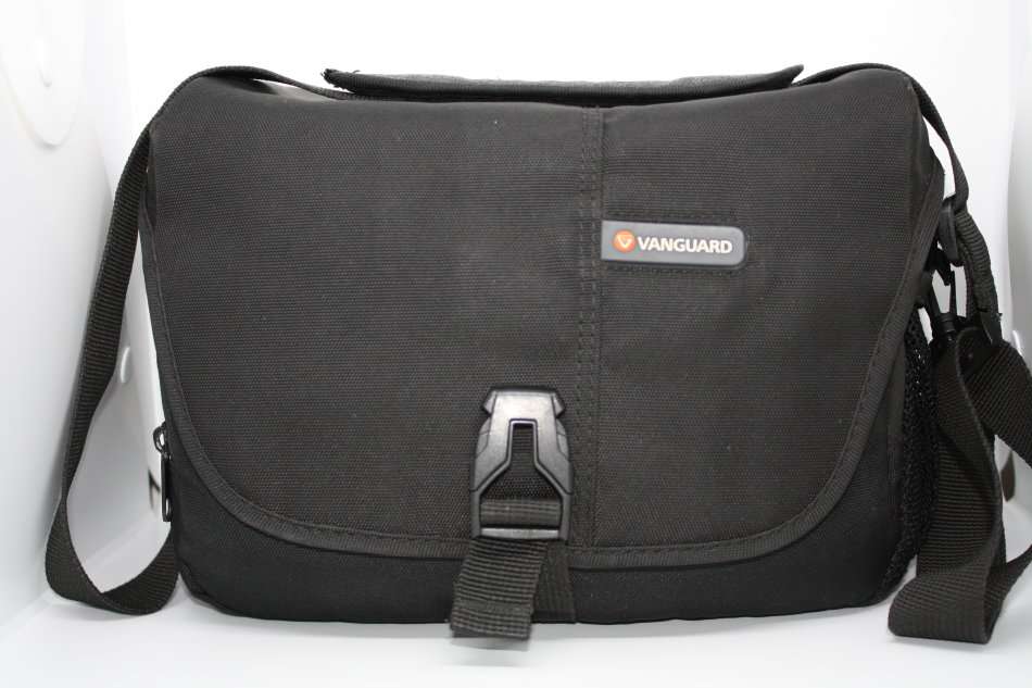 Canon EOS 600D 18MP Digital SLR Camera, FULL HD MOVIES , 18-55mm IS II Lens, CHARGER , SHOULDER BAG