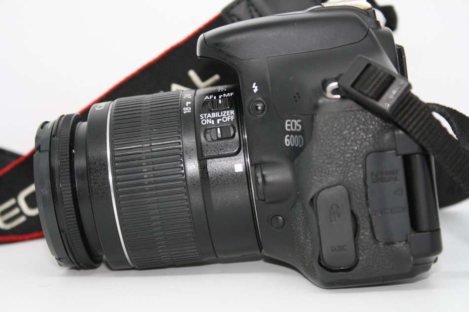 Canon EOS 600D 18MP Digital SLR Camera, FULL HD MOVIES , 18-55mm IS II Lens, CHARGER , SHOULDER BAG