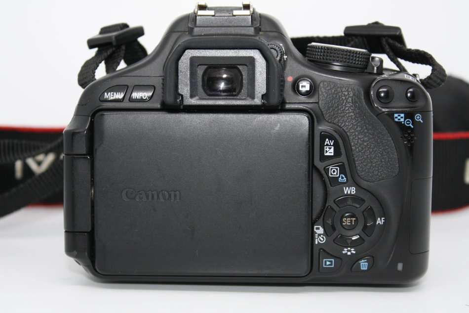 Canon EOS 600D 18MP Digital SLR Camera, FULL HD MOVIES , 18-55mm IS II Lens, CHARGER , SHOULDER BAG