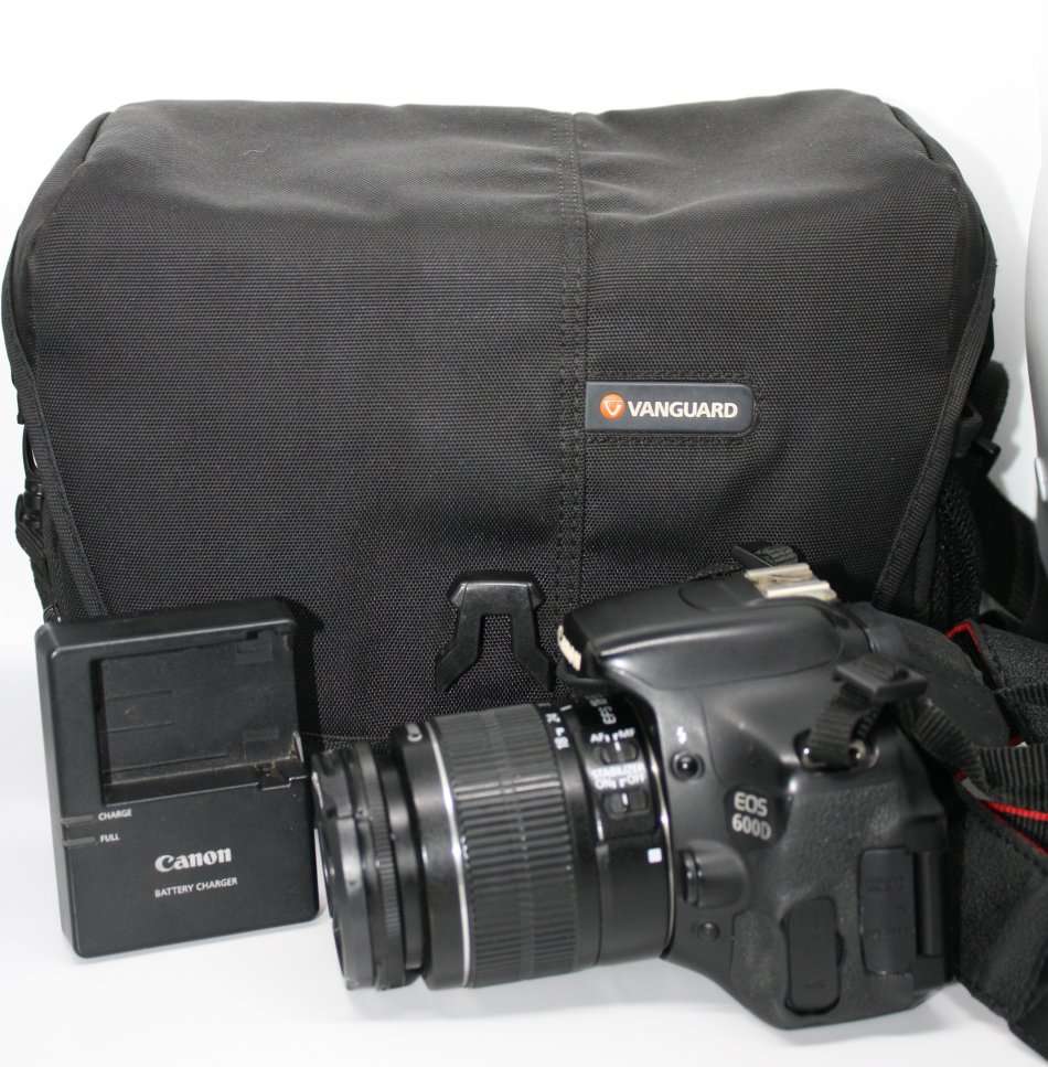 Canon EOS 600D 18MP Digital SLR Camera, FULL HD MOVIES , 18-55mm IS II Lens, CHARGER , SHOULDER BAG